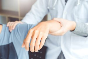 علاج ألم الكتف في عمان بأحدث تقنيات العلاج الطبيعي في مركز البرج